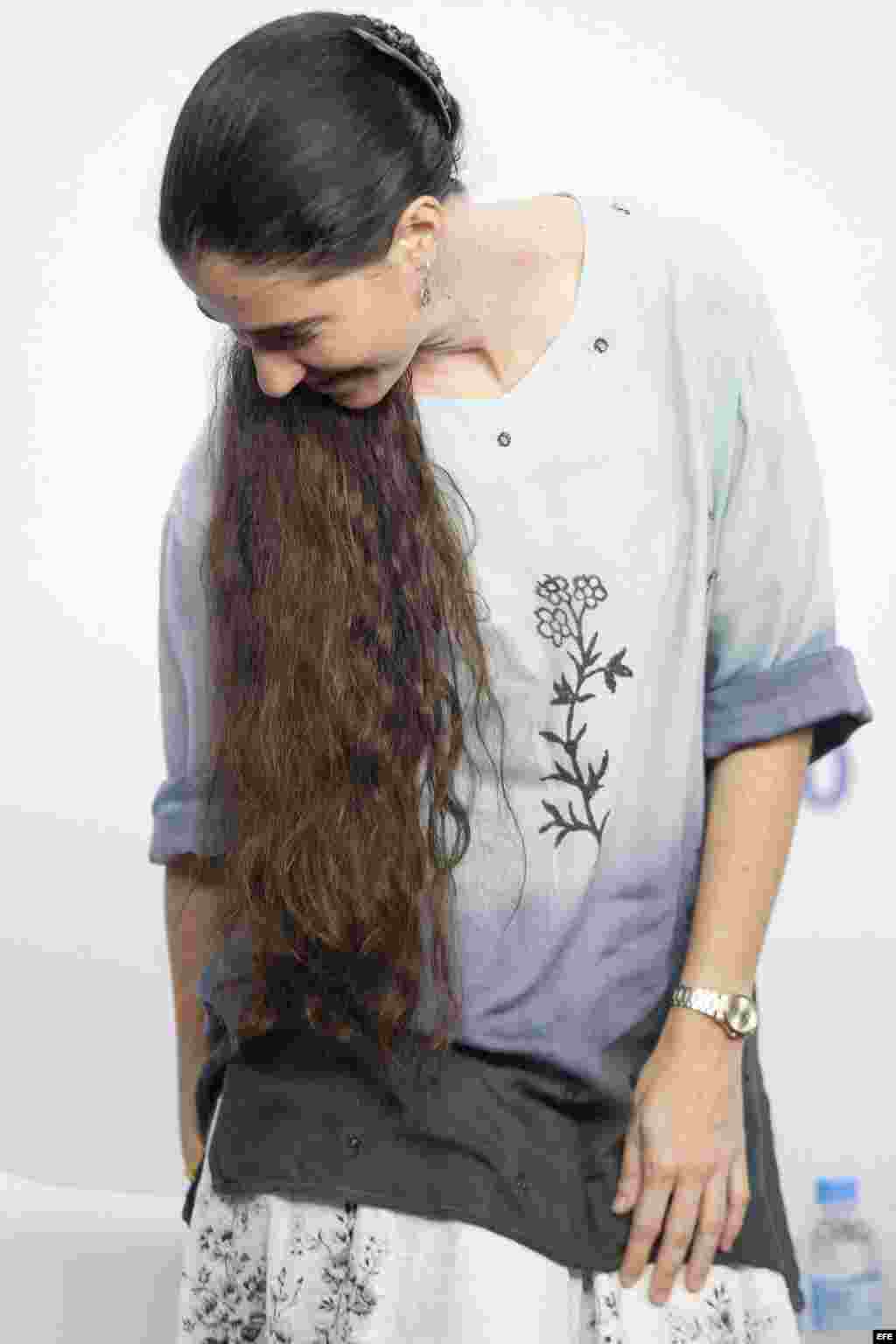 La disidente cubana Yoani Sánchez llega a la sede del periódico O Estado de S. Paulo hoy jueves, 21 de febrero de 2013, para participar en un debate sobre libertad de expresión, en la ciudad de Sao Paulo (Brasil).