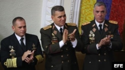 El ministro venezolano de Defensa, Vladimir Padrino Lopez (c), asiste a la juramentación de Nicolás Maduro.