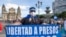 Un nicaragüense sostiene un cartel que dice “Libertad a presos políticos” durante una protesta contra el gobierno Ortega-Murillo en Ciudad de Guatemala (Guatemala).
