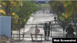 Entrada a una cárcel en Cuba