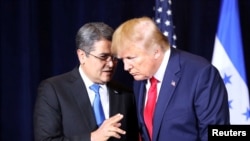 Los presidentes de Estados Unidos y Honduras, Donald Trump y Juan Orlando Hernández, durante la firma del acuerdo el miércoles en Nueva York.