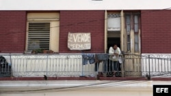 Un hombre camina junto a una casa que se encuentra a la venta hoy, lunes 12 de noviembre de 2012, en La Habana (Cuba). Un año después de que el Gobierno legalizara la compraventa de casas entre particulares, ha surgido en Cuba un nuevo y particular merca