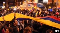 Personas siguieron la transmisión por televisión de la firma del acuerdo final que cierra las negociaciones de paz desarrolladas en La Habana durante los últimos cuatro años entre el Gobierno de Colombia y las FARC.