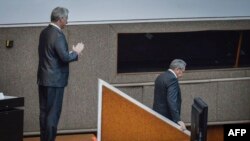 Miguel Díaz-Canel aplaude a Raúl Castro en la ceremonia de traspaso de poder el 19 de abril de 2018.