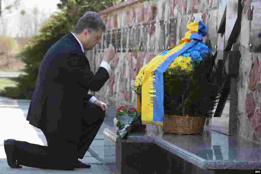 El presidente Poroshenko rinde homenaje en el 29 aniversario de la tragedia de Chernobil.
