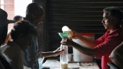 Familias cubanas están preocupadas por los problemas que experimenta el suministro de leche para los niños y personas enfermas Familias cubanas están preocupadas por los problemas que experimenta el suministro de leche para los niños y personas enfermas