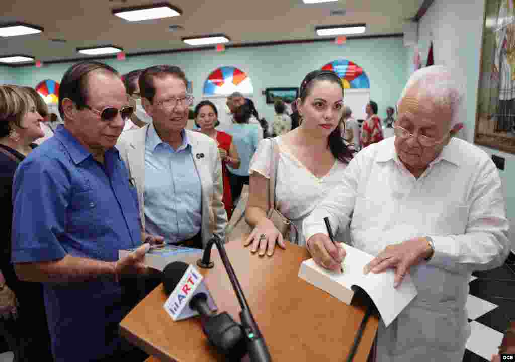 Julio Estorino firma su libro “Biografía de un hombre de Dios" sobre la vida de Monseñor Agustín Román. Foto OCB/ Roberto Koltun.