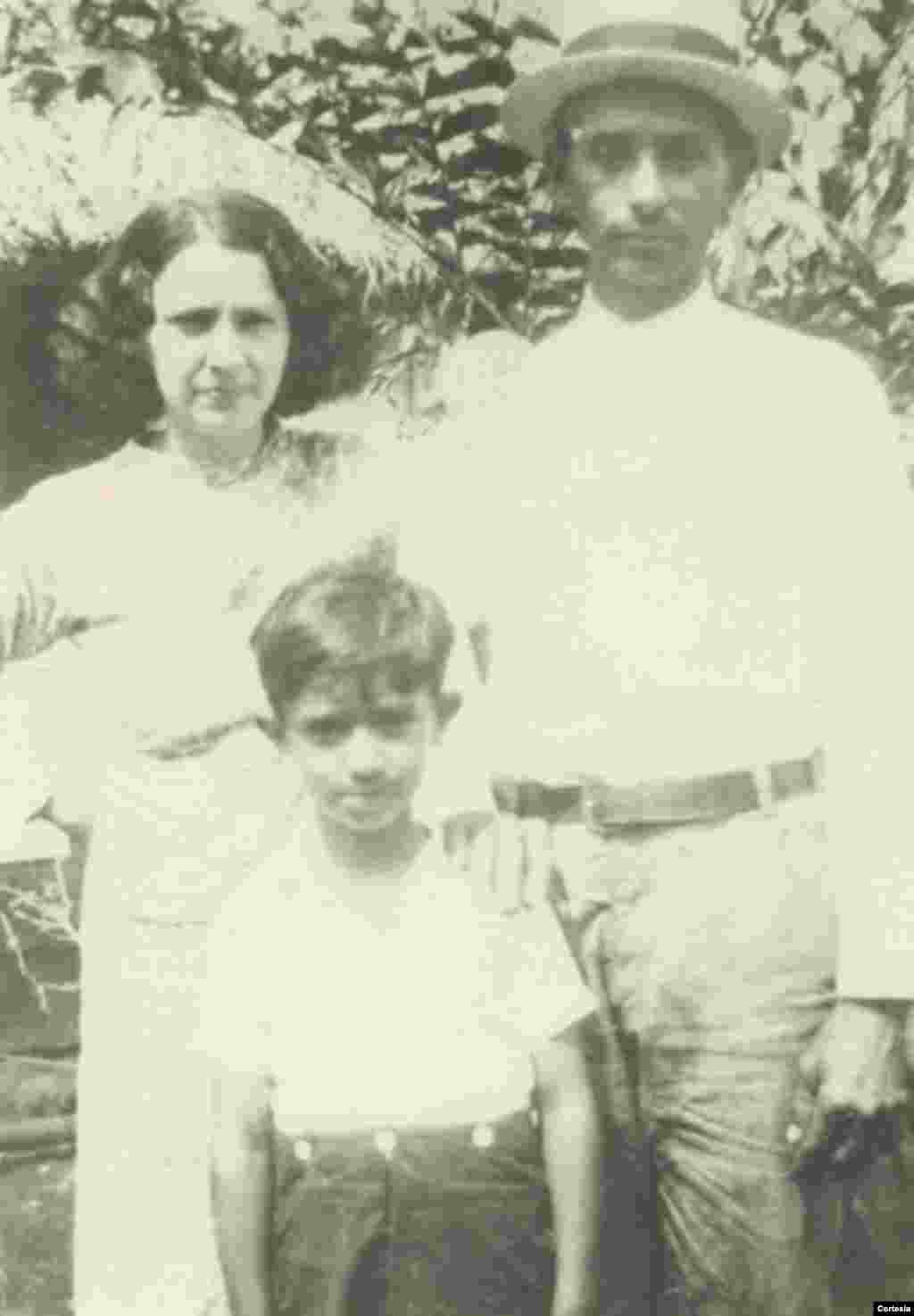 Agustín Román posa con la madre, Juana M. Rodríguez y el padre Rosendo Román en Cuba.