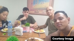 El viceministro de trabajo y seguridad social de Cuba, Juan Carlos Santana Novoa, junto a un grupo de inmigrantes cubanos a la espera de entregarse en la frontera de EEUU.