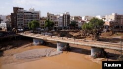 Un grupo de personas limpian el lodo acumulado en un patio de una escuela de Aldaia, en la región de Valencia, España, después de las inundaciones de la semana pasada, el 5 de noviembre de 2024.