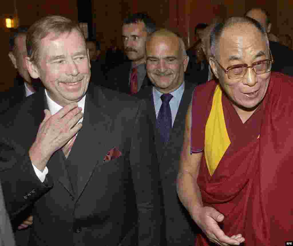 Archivo 2003 - El ex presidente checo Vaclav Havel(i), el princepe jordano Hassan bin Tallal(c) y el Dalai Lama (d).