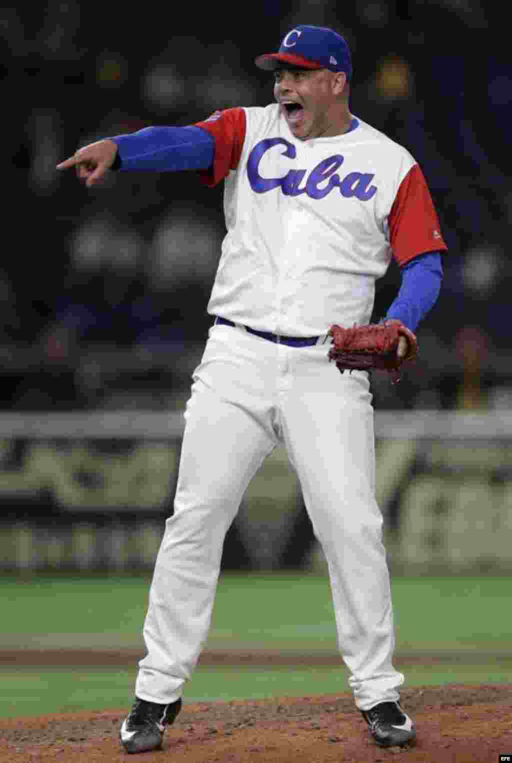 El lanzador Miguel Lahera celebra tras retirar al australiano Brad Harman en la novena entrada del juego en que Cuba derrotó a Australia en el Clásico Mundial de Béisbol, celebrado en el estadio Tokyo Dome de Tokio (Japón).  