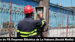 Un empleado de la Empresa Eléctrica de La Habana chequea el funcionamiento de un medidor de consumo de energía eléctrica.