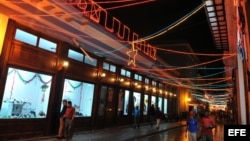 Luces navideñas en una calle de La Habana Vieja.
