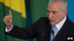 El presidente de Brasil, Michel Temer, habla durante la ceremonia de posesión del recién nombrado Ministro de Justicia y Seguridad Pública, Torquato Jardim (fuera de cuadro), hoy, miércoles 31 de mayo de 2017, en el Palacio del Planalto en Brasilia (Bras