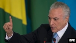 El presidente de Brasil, Michel Temer, habla durante la ceremonia de posesión del recién nombrado Ministro de Justicia y Seguridad Pública, Torquato Jardim (fuera de cuadro), hoy, miércoles 31 de mayo de 2017, en el Palacio del Planalto en Brasilia (Bras