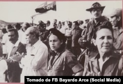 Bayardo Arce y en primera fila, Celia Sánchez, Blas Roca y Juan Almeida.