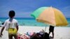 Turistas nacionales en la playa de Varadero, en Matanzas. (Archivo/Adalberto ROQUE/AFP)