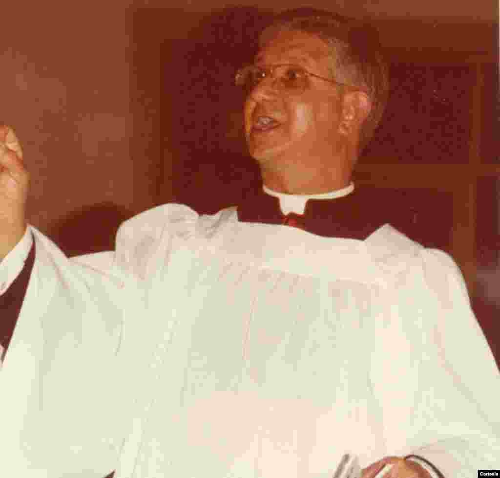 Padre Agustín Román en una misa en el Santuario de Nuestra Señora de la Caridad en Miami en la década de 1970.