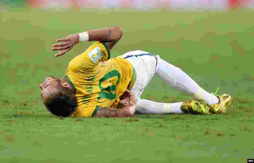 Neymar tiene una fractura transversal de la tercera vértebra lumbar y quedó fuera del Mundial", anunció Rodrigo Lasmar, uno de los médicos de la Seleçao.