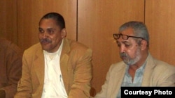 Víctor Manuel Domínguez y Jorge Olivera (d-i), miembros del concurso de Poesía Dulce María Loynaz 2015.