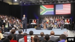 El presidente Barack Obama (i) en la Universidad de Soweto en Johannesburg.