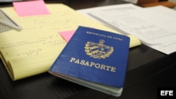 Vista de un pasaporte cubano.