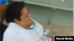 La cubana mientras esperaba recibir atención médica.