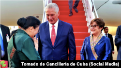 Díaz-Canel y su esposa Lis Cuesta a su llegada a Laos.