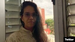La reportera de 14ymedio, Luz Escobar, permanece sitiada por la policía, sin poder salir de su vivienda a realizar su trabajo.
