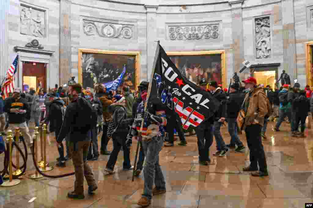 Los manifestantes violaron la seguridad y entraron al Capitolio mientras el Congreso debatía la Certificación de Voto Electoral para las elecciones presidenciales de 2020. (Saul LOEB / AFP)