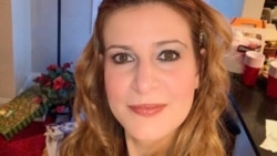 Cubana protesta durante el estreno de filme sobre espías cubanos en Nueva York Cubana protesta durante el estreno de filme sobre espías cubanos en Nueva York