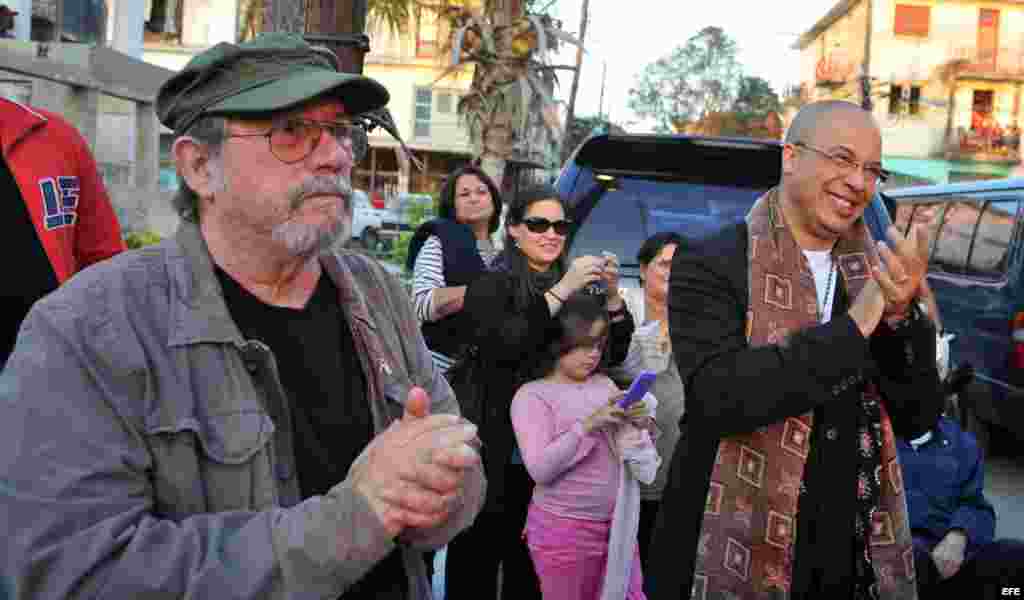 Silvio Rodríguez (i) y el músico cubano Isaac Delgado (d), residente en Estados Unidos desde hace siete años, participan en un concierto en La Habana (Cuba).