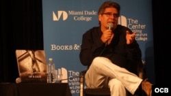 El historiador y crítico de arte Rafael Acosta de Arriba en la presentación de su libro en el Koubek Center, en Miami.