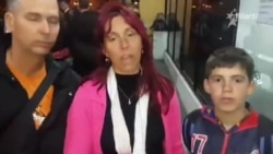 Familia cubana al salir de la detención en Quito, Ecuador, la madrugada del viernes 8 de julio 2016 Familia cubana al salir de la detención en Quito, Ecuador, la madrugada del viernes 8 de julio 2016