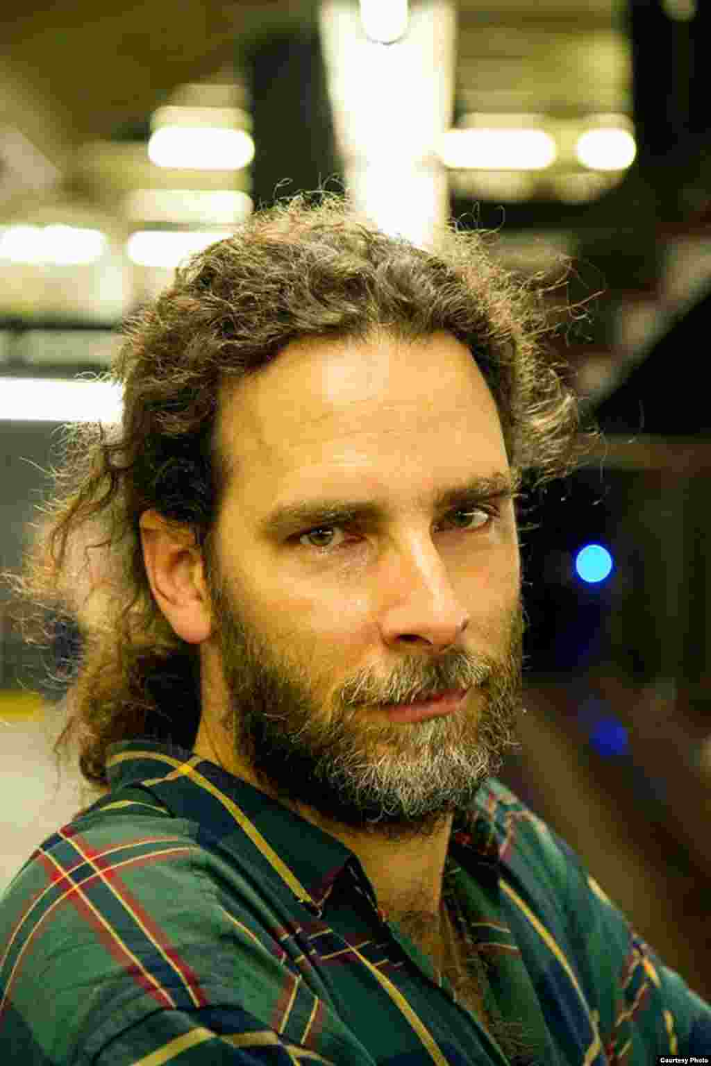 Orlando Luis Pardo Lazo, escritor, fotógrafo y autor del blog "Lunes de Post-Revolución". Foto cortesía de Claudio Fuentes.