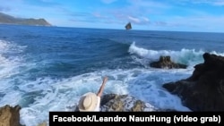 El párroco santiaguero Leandro Naun Hung tira al mar el calendario de 2024, uno de los peores años que ha afrontado la comunidad católica a su cargo.