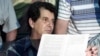 El disidente cubano Oswaldo Payá muestra partes del "Proyecto Félix Varela" que le entregara en el 2002 a las autoridades cubanas exigiendo, con más de 10 mil firmas, un referendum, elecciones y pluripartidismo, entre otras demandas. (AFP/Jorge Uzón).
