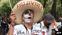 La activista mexicana Julia Klug durante una protesta en conmemoración de de las desaparición de los 43 estudiantes de Ayotzinapa.