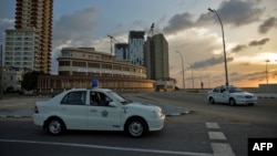 Patrullas de la policía bloquean el acceso al Malecón, en La Habana, durante el toque de queda establecido por el repunte de coronavirus. (YAMIL LAGE / AFP)