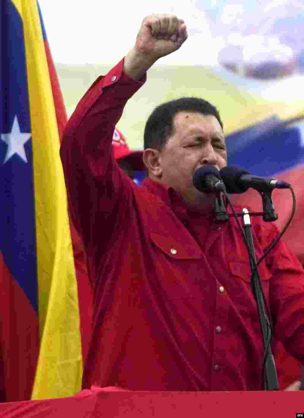El presidente venezolano, Hugo Chávez, se dirige a sus seguidores durante una "marcha nacional antiimperialista" que tuvo como lema "la libertad de expresión ahora es de todos" y que se llevó a cabo el 2 de junio de 2007, en Caracas