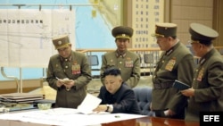 Foto de archivo del líder norcoreano, Kim Jong-un (c) mientras mantiene un gabinete de crisis con varios oficiales norcoreanos para ordenar que esté listo el arsenal de cohetes.