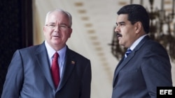 El mandatario venezolano, Nicolás Maduro junto a Rafael Ramírez.