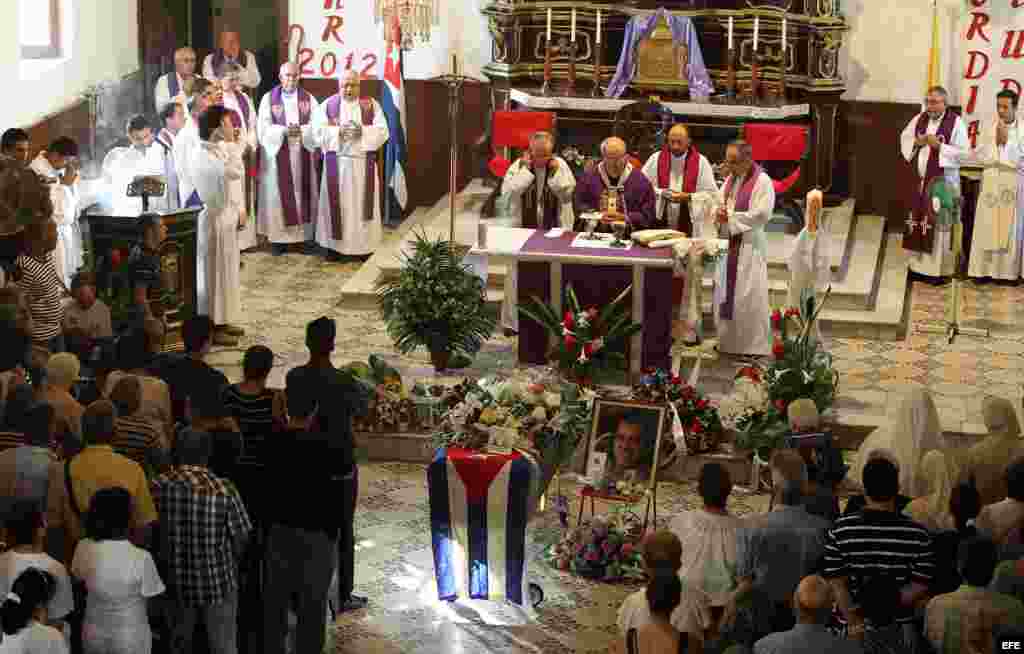 Vista general de la ceremonia fúnebre del opositor cubano Oswaldo Payá oficiada por el arzobispo de La Habana, cardenal Jaime Ortega el 24 de julio de 2012, en La Habana (Cuba). 