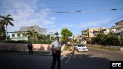 Varios policías vigilan la sede del Tribunal Provincial de La Habana