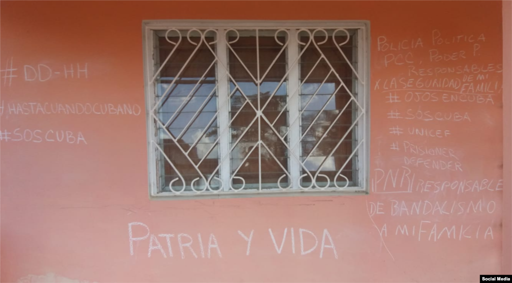 Carteles inspirados en la canción "Patria y Vida" interpretada por Yotuel Romero, el dúo Gente de Zona, Descemer Bueno, Maykel Osorbo y El Funky.