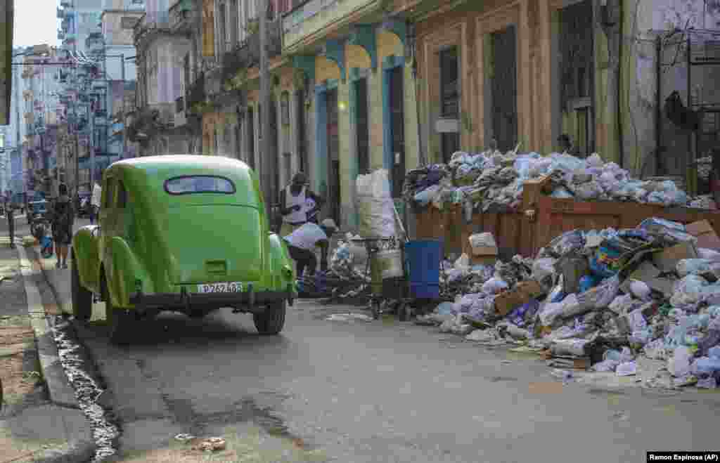Un contenedor desbordado de basura, en una calle de la capital cubana. Los servicios de recogida de desperdicios son deficientes a lo largo de todo el país, generando la acumulación de basura en la vía pública. 