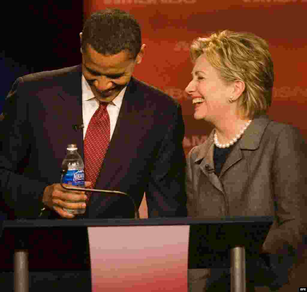 El senador de Illinois, Barack Obama (i), y la senadora de Nueva York, Hillary Rodham Clinton (d), ríen antes del comienzo del primer debate del partido demócrata para las elecciones del 2008 en el campus de la Universidad de Carolina del Sur en Orangebu