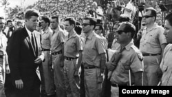 El presidente John F. Kennedy se reúne con los brigadistas de la 2506.