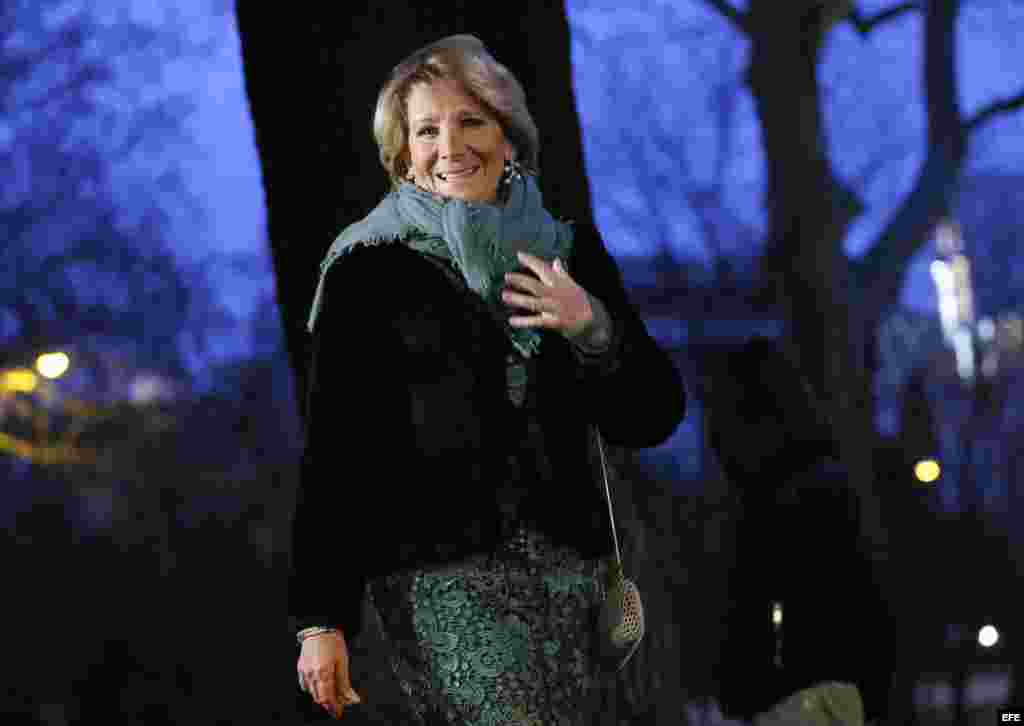 La portavoz popular en el ayuntamiento de Madrid Esperanza Aguirre a su llegada a la cena